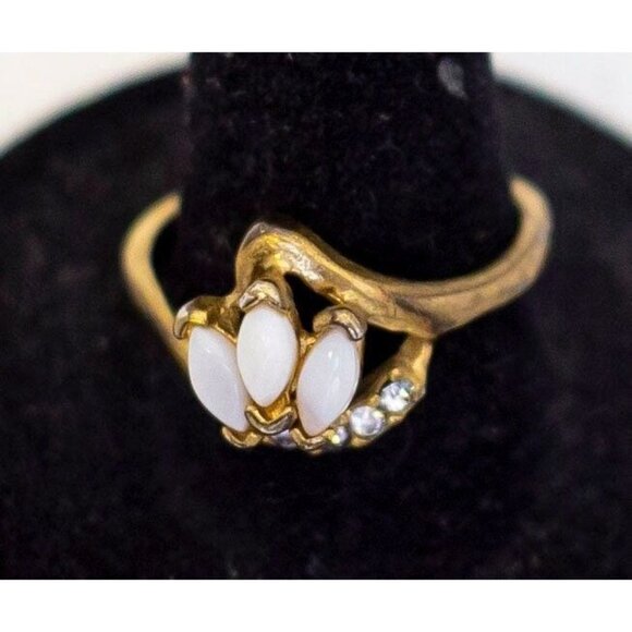 Size 9, Vintage Three Faux Pearls Gold Tone Dainty Ring - A23 - Picture 1 of 4